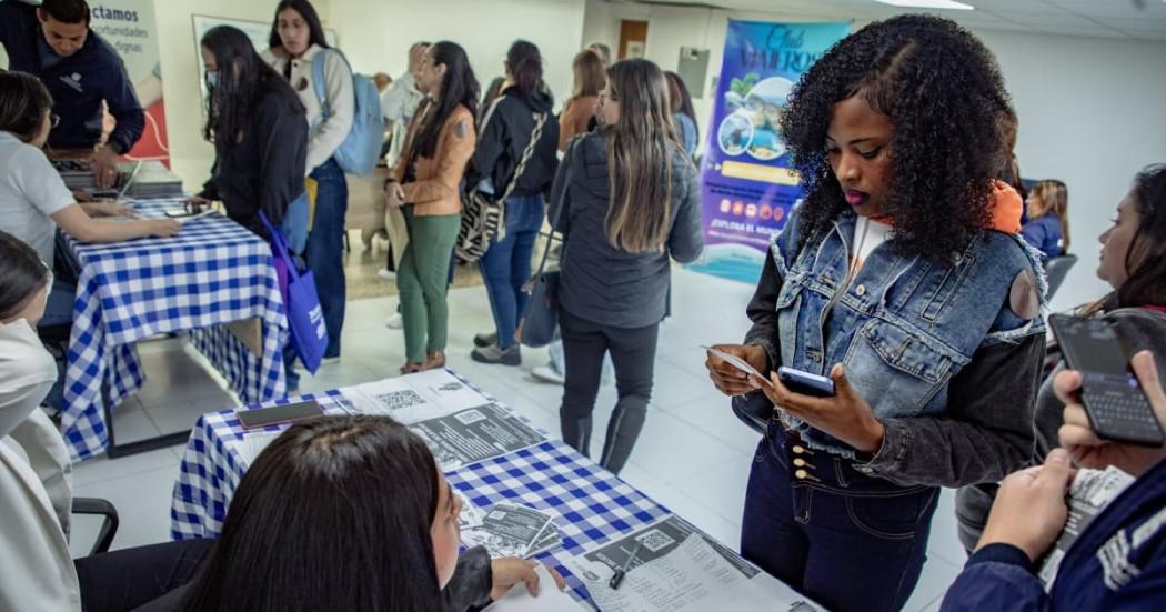 Foto de bogotanos y bogotanas accediendo a servicios de la Agencia Distrital de Empleo.