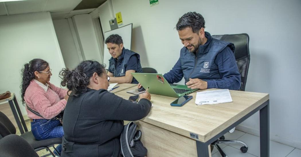 Foto de bogotanas accediendo a servicios de la Agencia Distrital de Empleo de Bogotá.