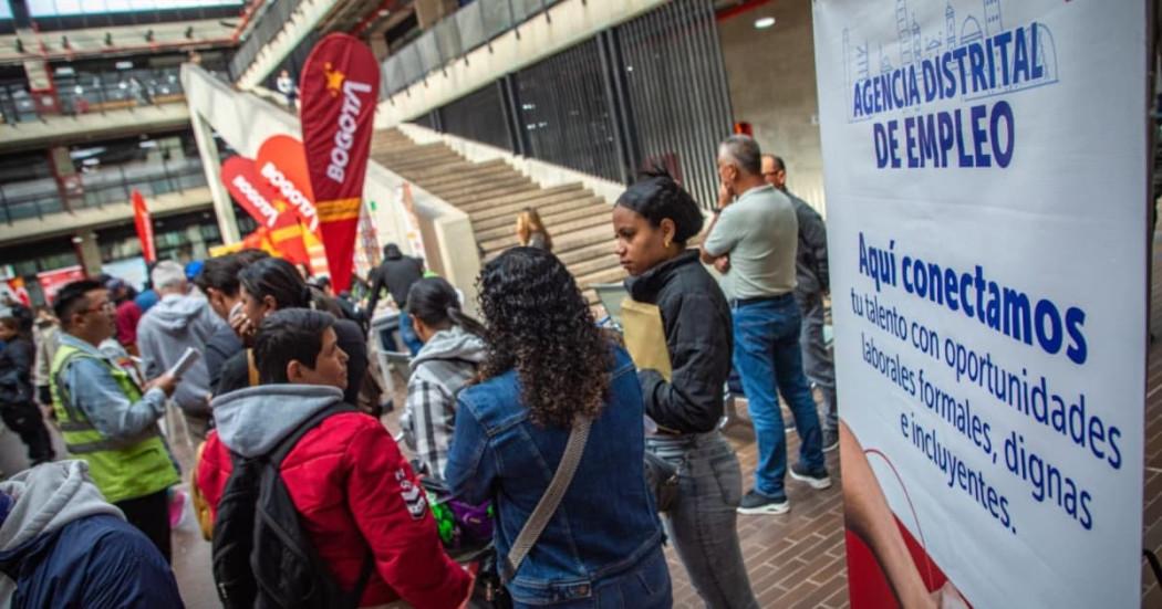 Foto de bogotanos y bogotanas accediendo a servicios de la Agencia Distrital de Empleo.