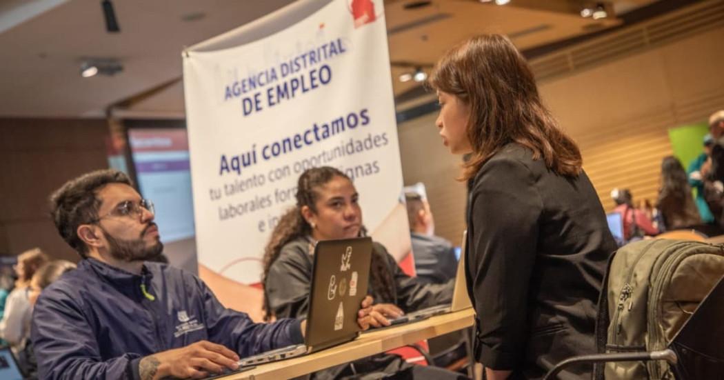 Foto de bogotanos y bogotanas accediendo a servicios de la Agencia Distrital de Empleo.