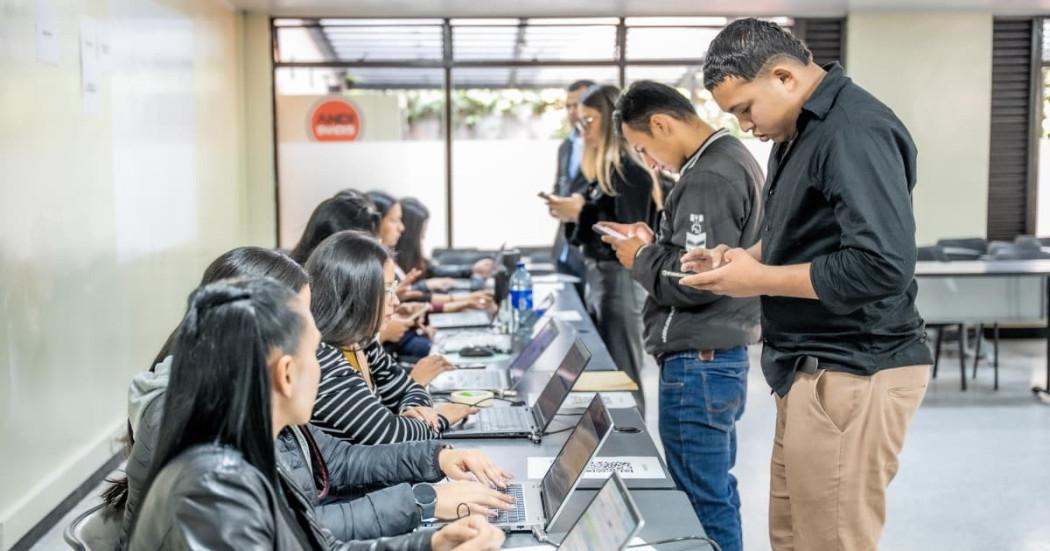 Foto de bogotanos y bogotanas asistentes a una de las Ferias de Empleo en Bogotá.