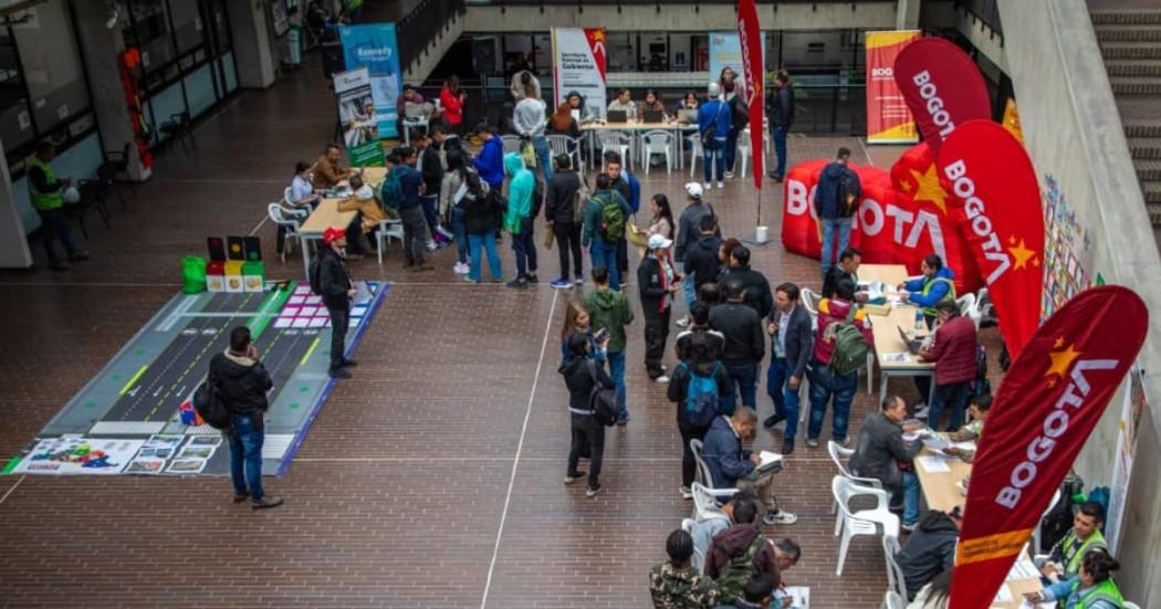 Foto de bogotanos y bogotanas accediendo a servicios de la Agencia Distrital de Empleo.