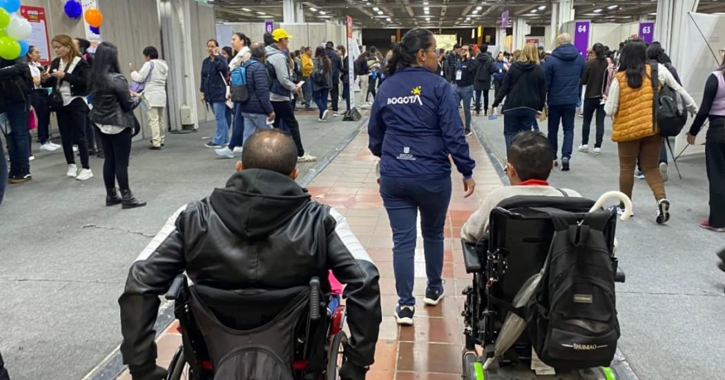 Foto de dos personas en condición de discapacidad en un feria de empleo en Bogotá.