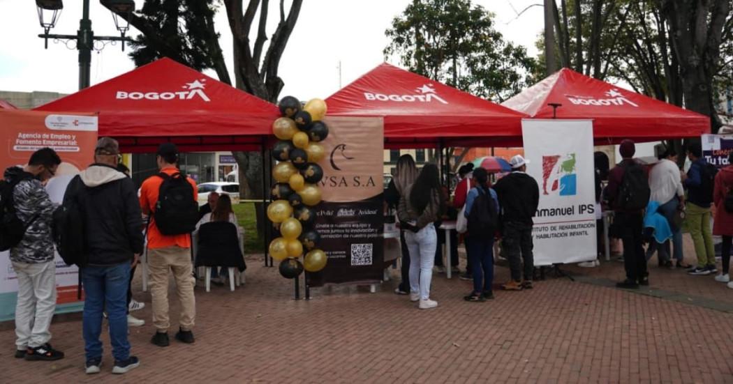 Foto de bogotanos y bogotanas en una Feria de Empleo en Bogotá.