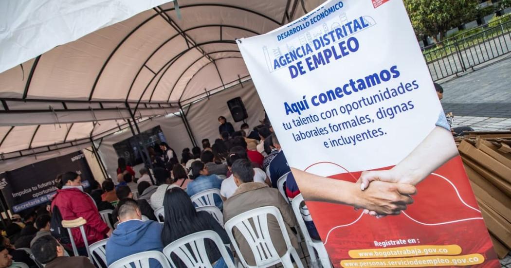 Foto de bogotanos y bogotanas accediendo a servicios de la Agencia Distrital de Empleo en Bogotá.