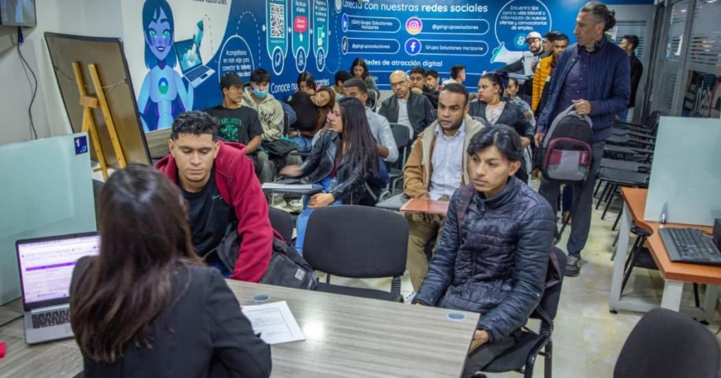 Foto de bogotanos y bogotanas accediendo a la sede de la Agencia Distrital de Empleo en Bogotá.