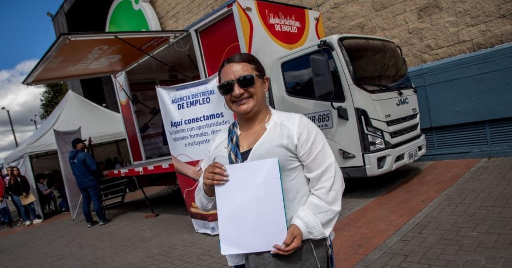 Foto de una bogotana accediendo a servios de la Unidad Móvil de la Agencia Distrital de Empleo.