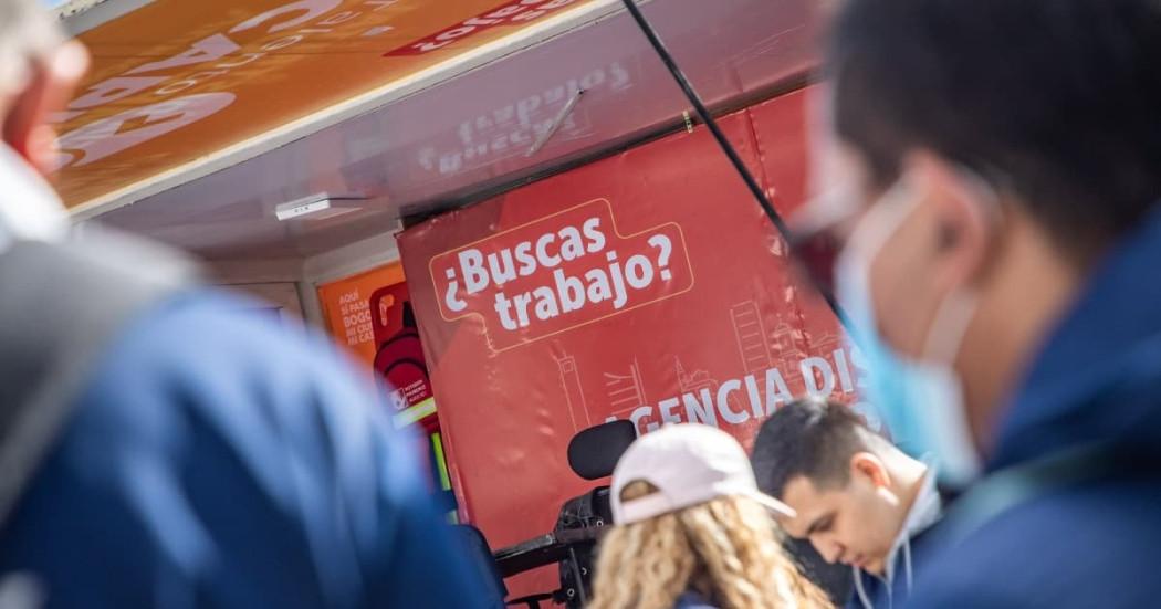Foto de bogotanos y bogotanas accediendo a servicios de la Unidad Móvil de la Agencia Distrital de Empleo.