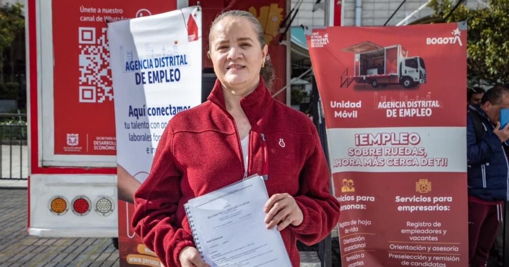Foto de una mujer accediendo a servicios de la Unidad Móvil de la Agencia Distrital de Empleo de Bogotá.