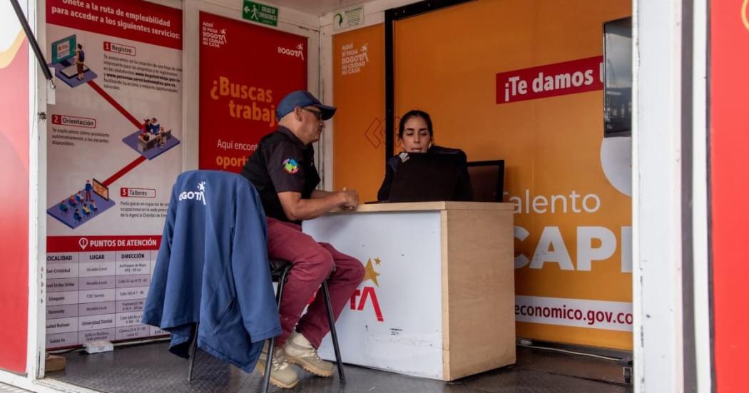 Foto de bogotanos y bogotanas accediendo a servicios de la Agencia Distrital de Empleo.