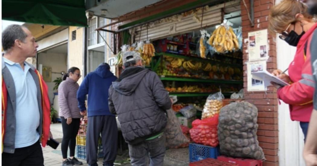 Foto de operativos a comercios en el barrio Fátima, al sur de Bogotá.