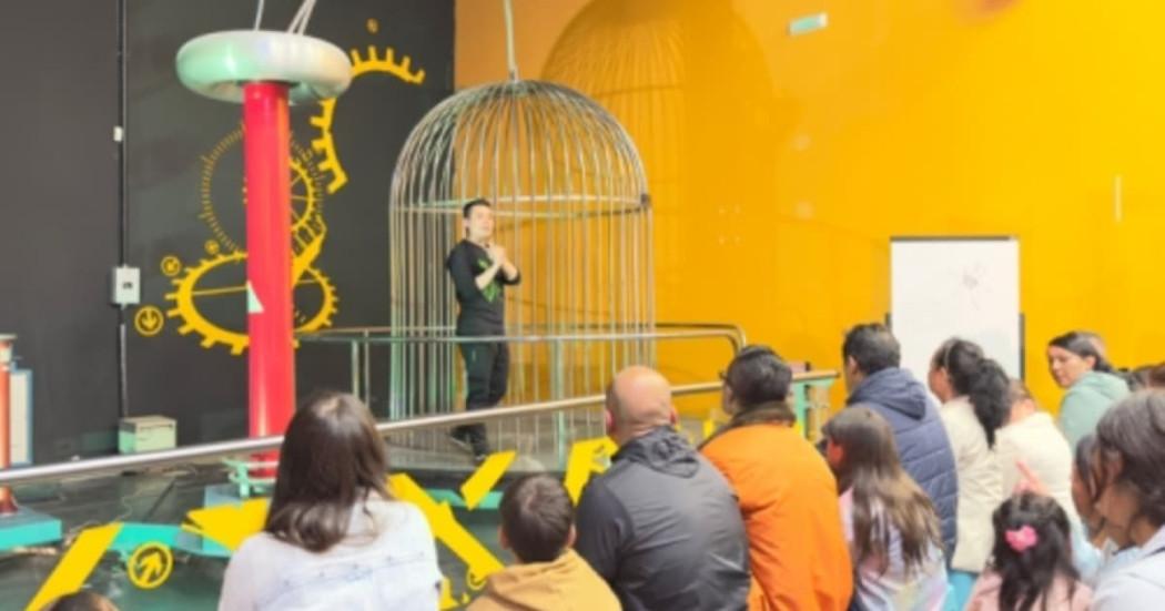 Foto de los vendedores informales en la jornada de cultura y arte en Maloka Bogotá.