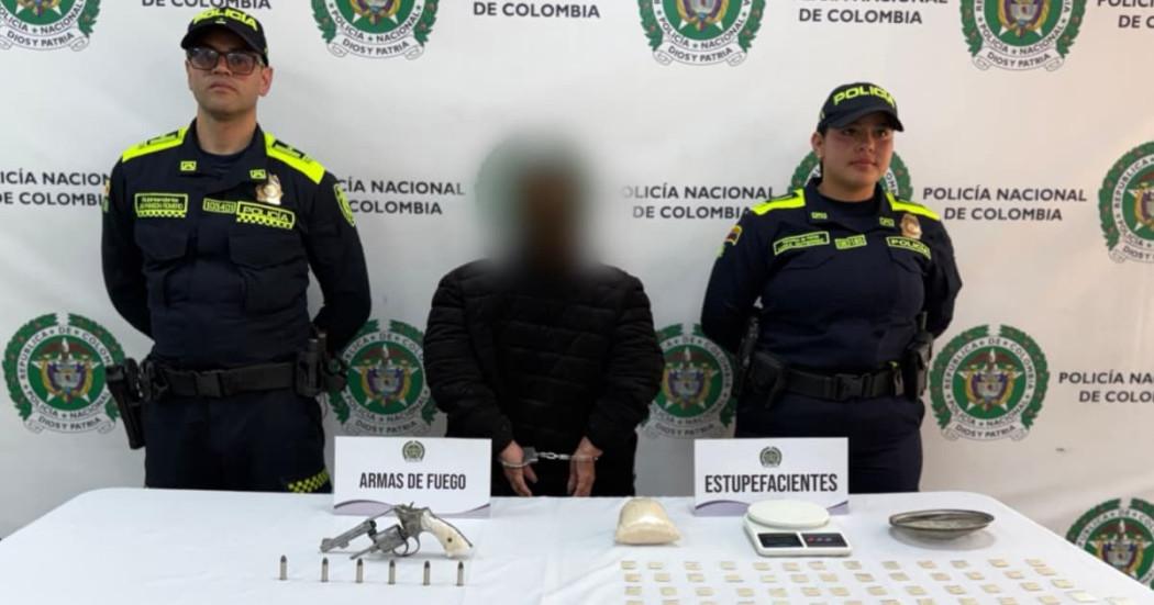 Mujer capturada con dos policías