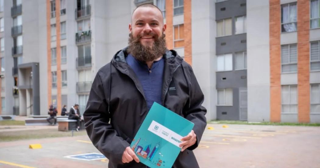 Foto que muestra una persona sonriendo 