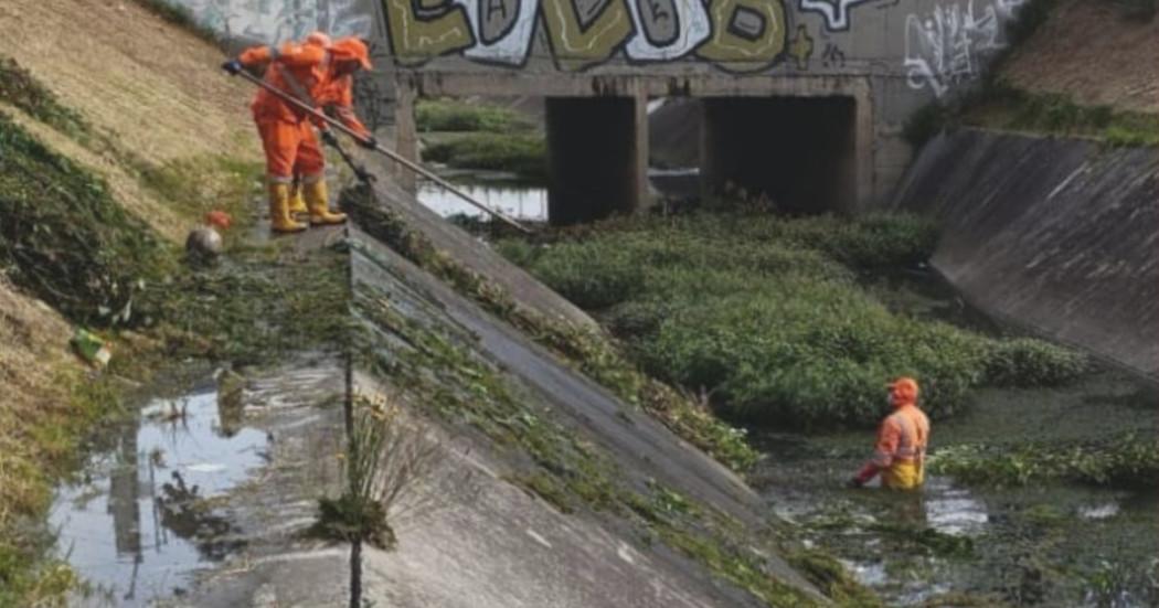 Foto que muestra trabajadores de Aguas Bogotá 