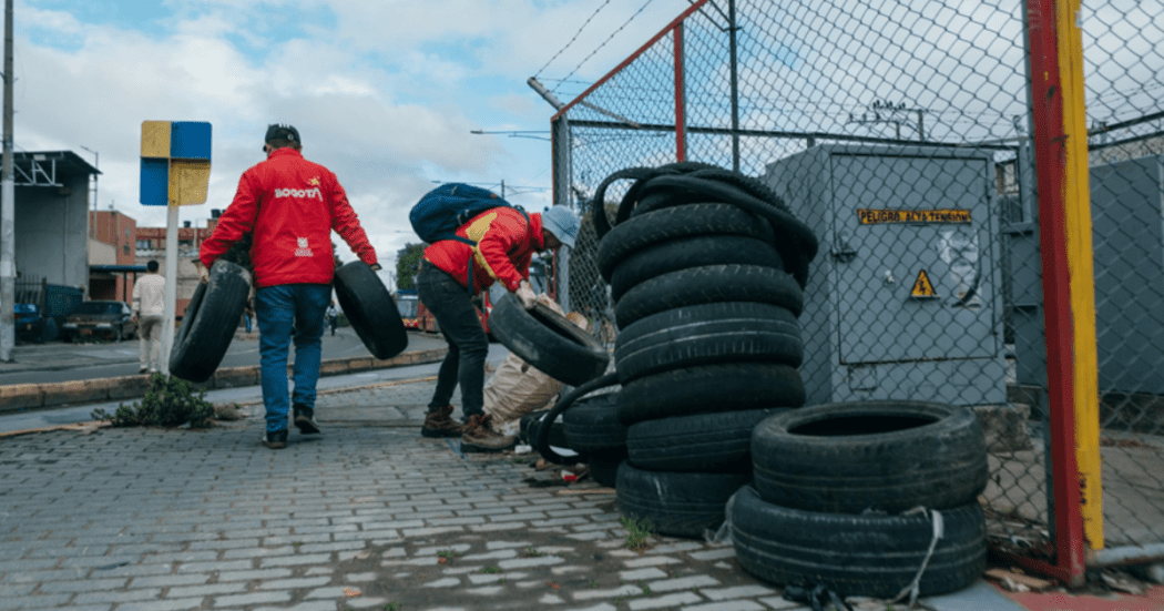 Foto de funcionarios del Distrito en operativo de limpieza