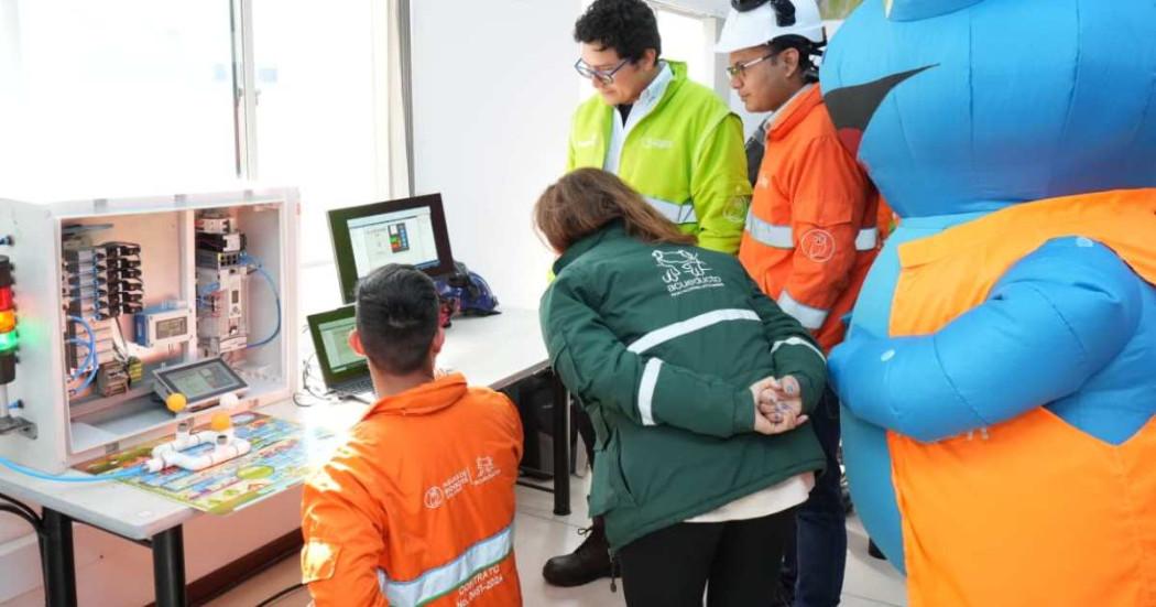 Foto que muestra personas hablando 