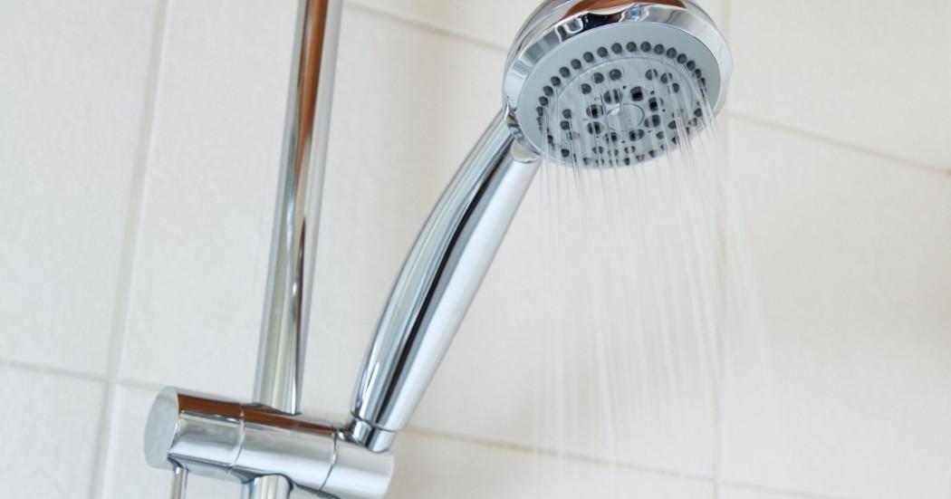 Foto que muestra una regadera en un baño.