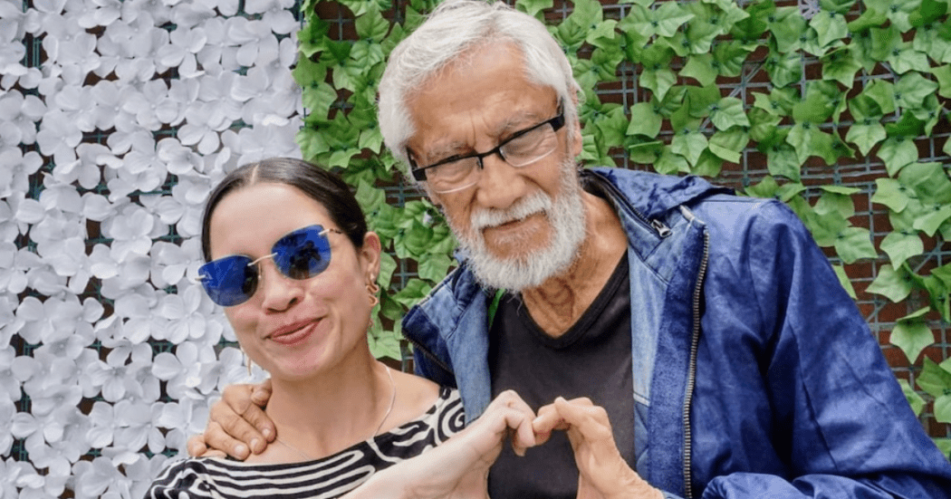 Imagen de una mujer junto a un hombre adulto mayor