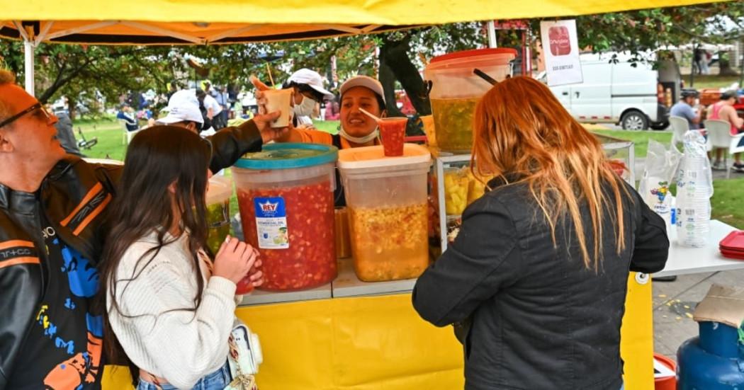 Puesto de venta de jugos y salpicón en Bogotá