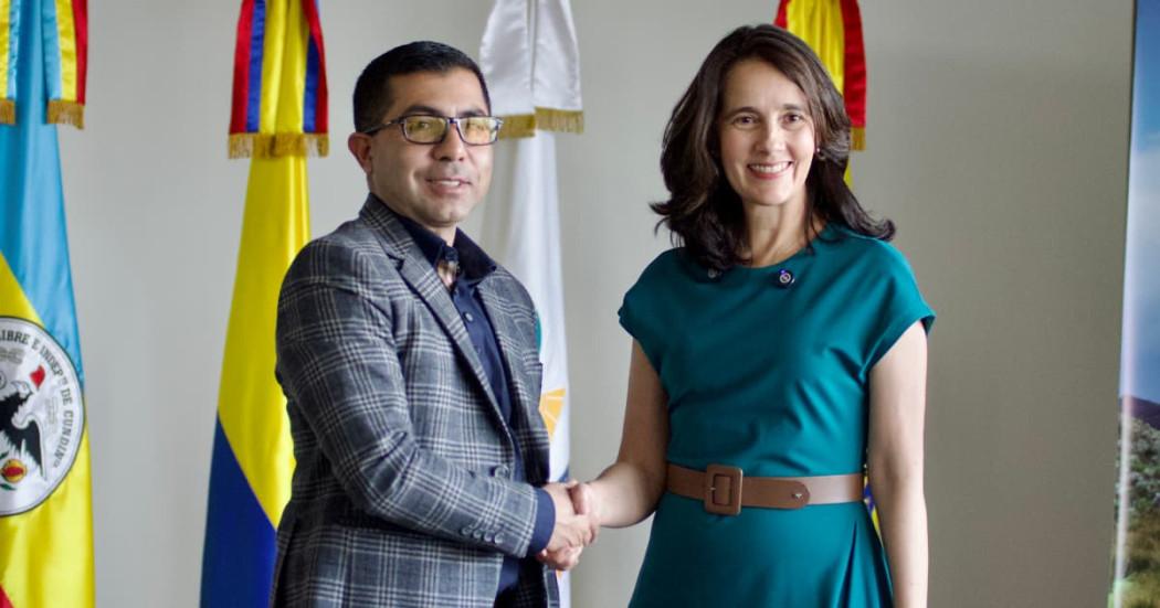 Alfred Ballesteros, director CAR Cundinamarca y Adriana Soto, secretaria de Ambiente