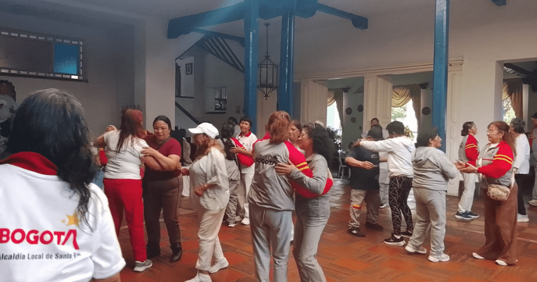 Foto de adultos mayores bailando 