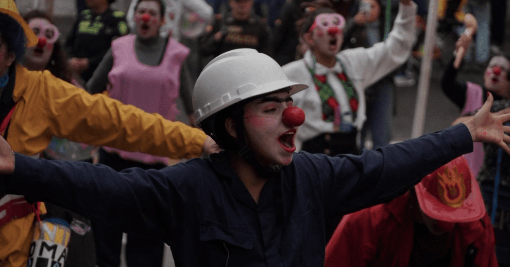 Foto de una persona disfrazada de payaso en una actividad cultural en Bogotá.