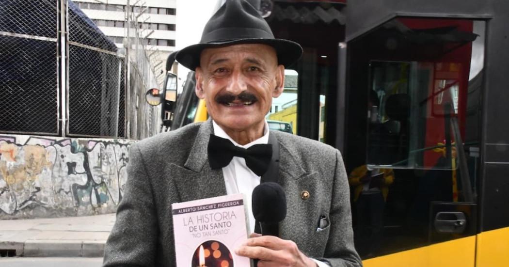 Adulto mayor con su libro 