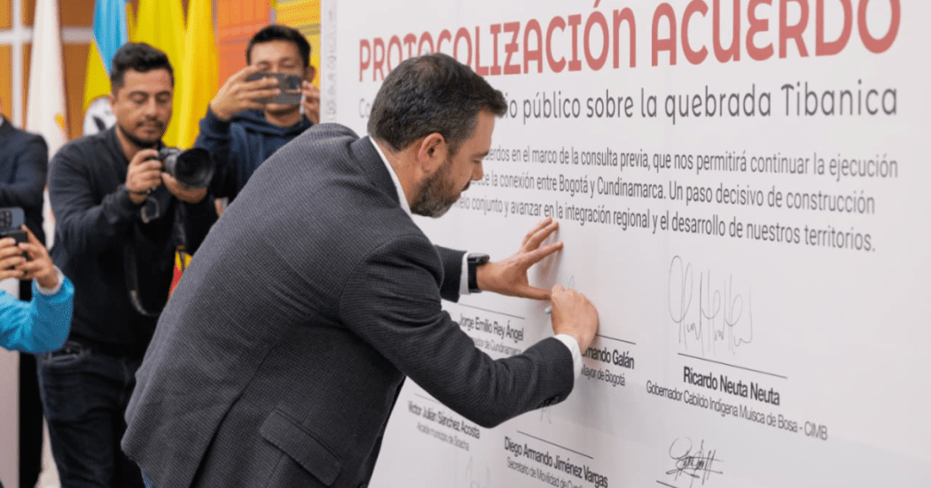 Alcalde Carlos Fernando Galán firmando el acuerdo