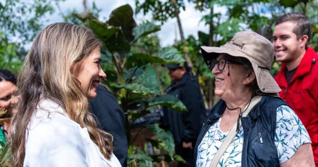 Primera Dama de Bogotá, Carolina Deik, sonriendo con una señora de la comunidad de Suba