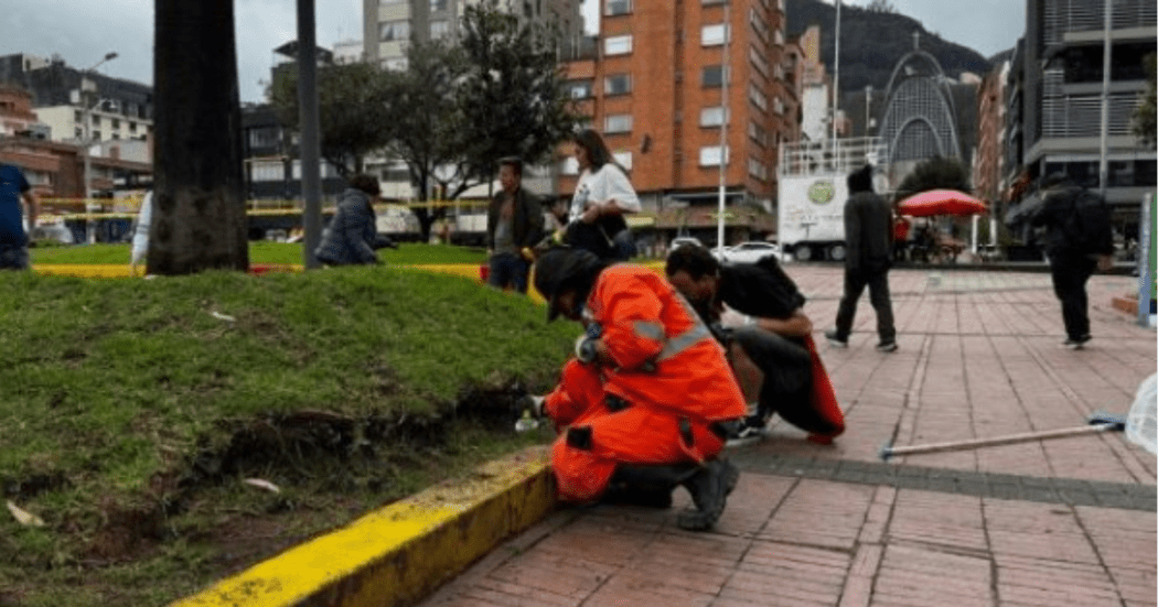 Foto de funcionarios del Distrito en operativo de limpieza