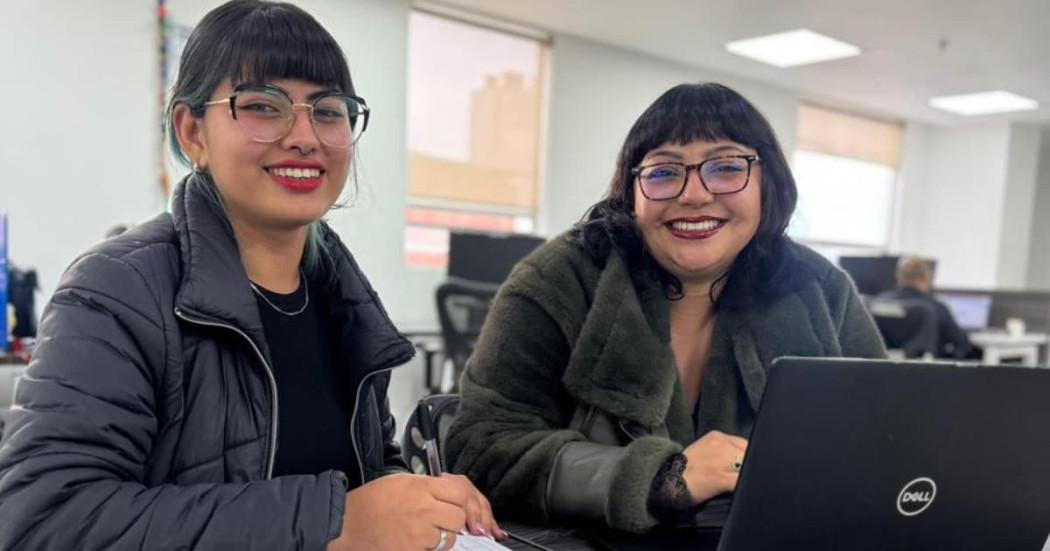 Dos mujeres sonriendo y estudiando