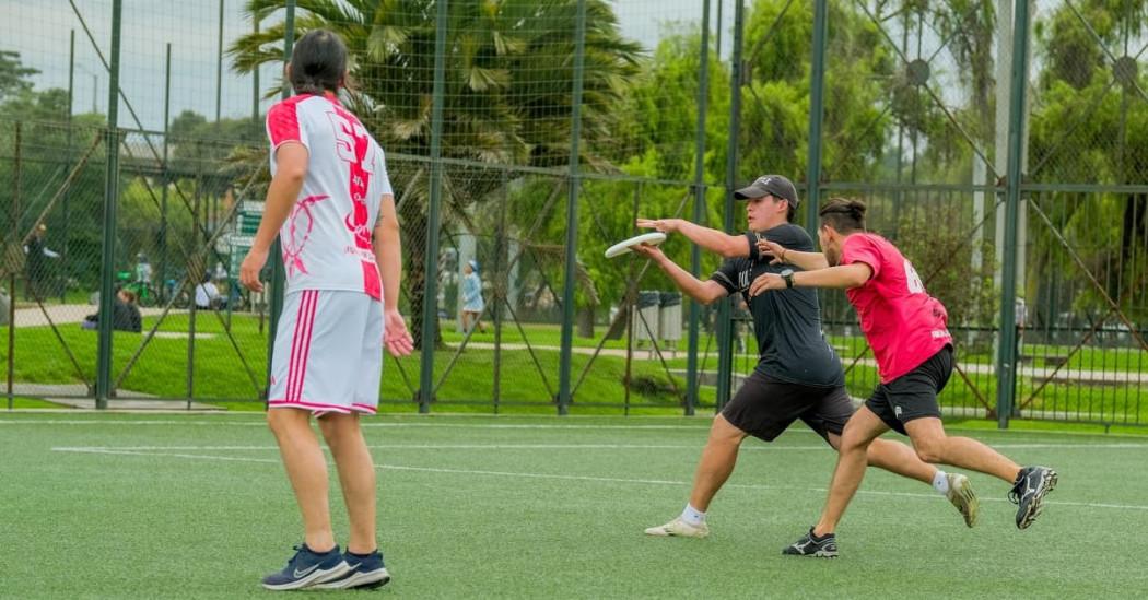 Foto de un entrenamientos de ultimate en parque de Bogotá.