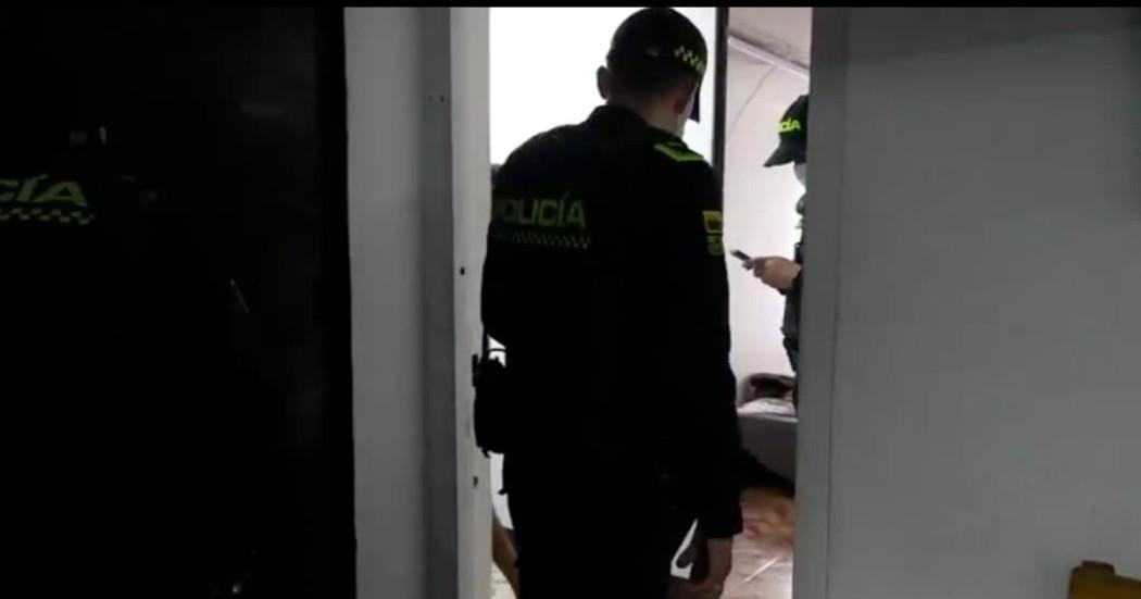 Foto de doss policías haciendo procesos de investigación en una vivienda en Bogotá.