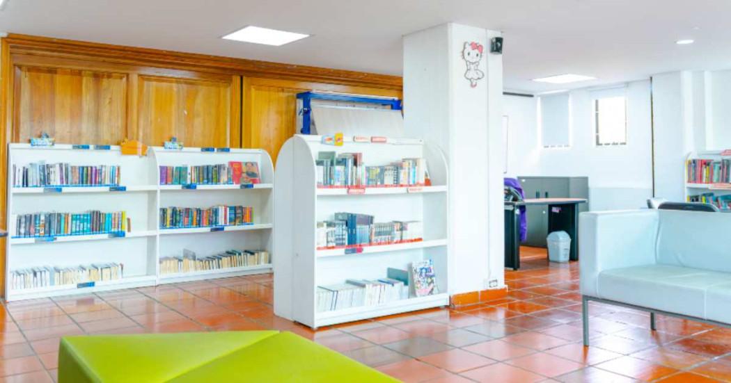 Foto que muestra libros en una estantería en la Biblioteca Pública Carlos E. Restrepo de Bogotá.