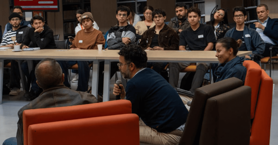 Reunión de personas en evento sobre inteligencia artificial