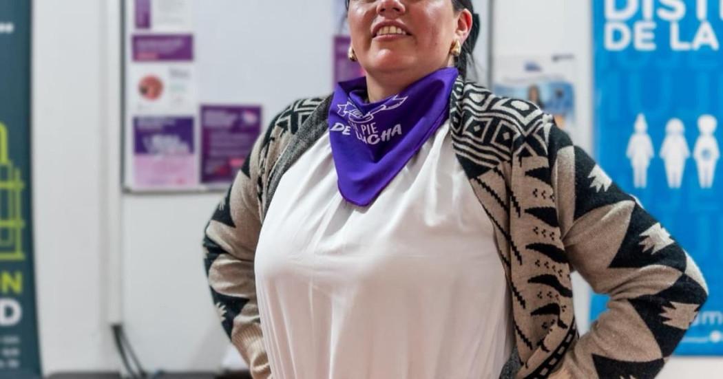 Mujer con una pañoleta morada.