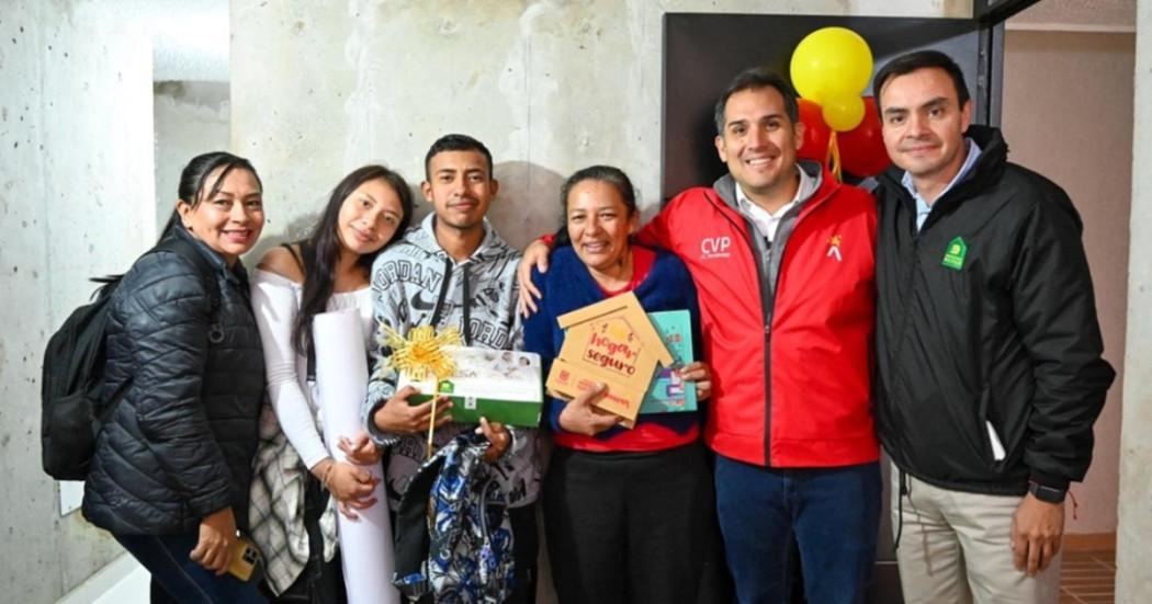 Foto que muestra personas sonriendo 