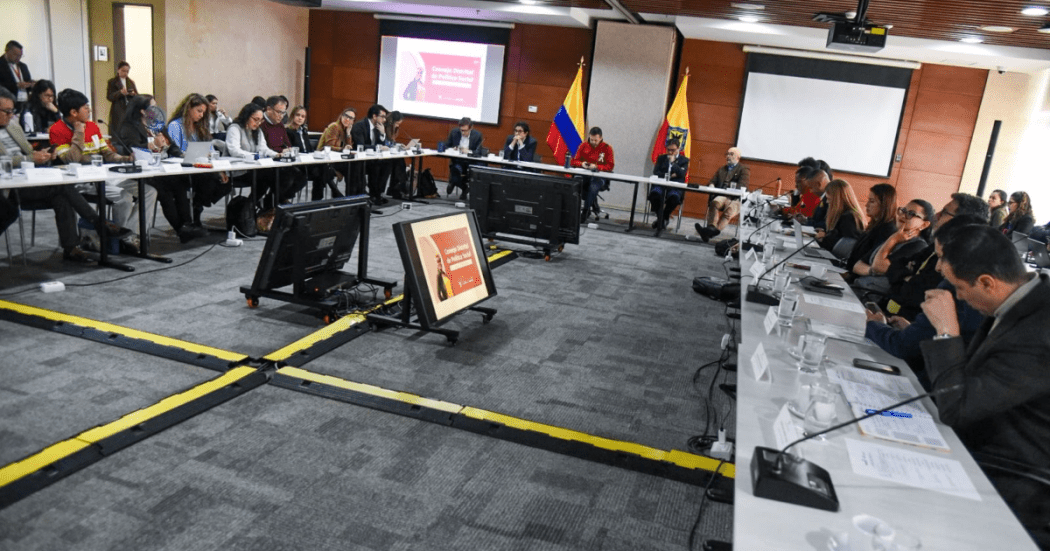 Imagen de secretarios del Distrito y alcalde en una reunión
