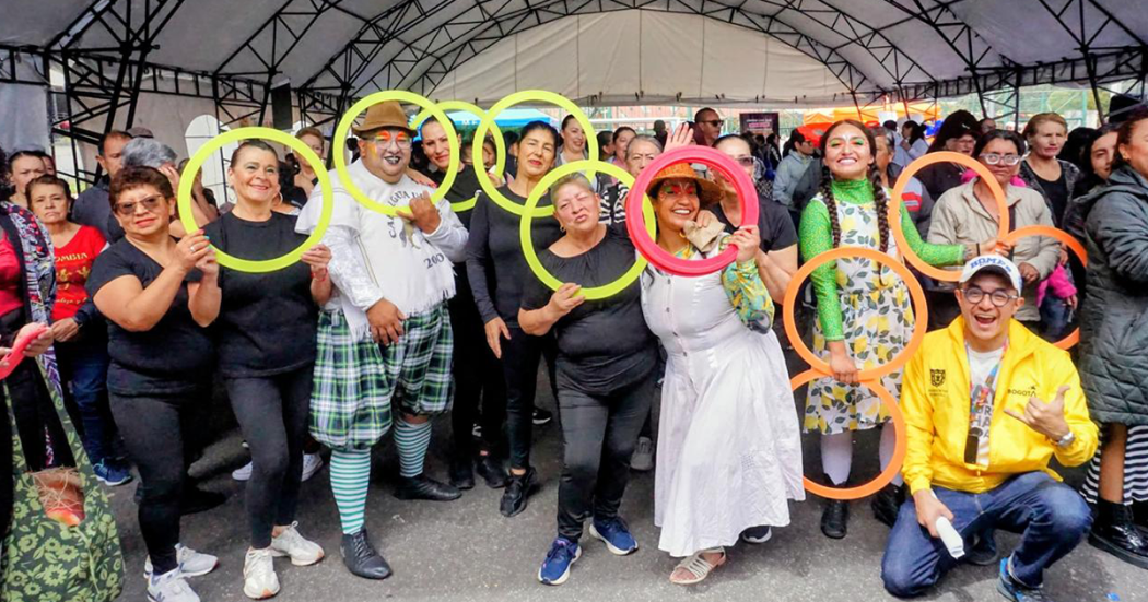 Imagen de personas posando la foto sosteniendo aros
