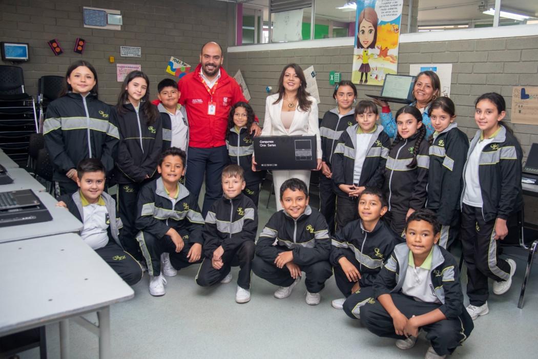Foto de estudiantes del colegio con el alcalde de la localidad 