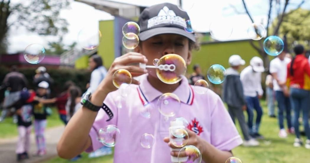 Niño jugando con burbujas en parque de Bogotá
