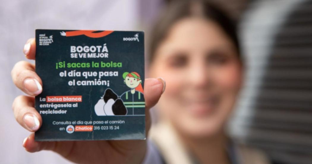 Foto que muestra una persona sosteniendo un volante