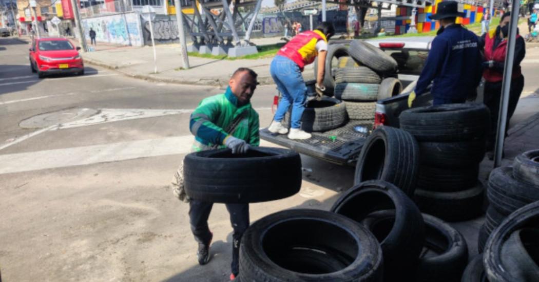 Foto que muestra personas levantando llantas