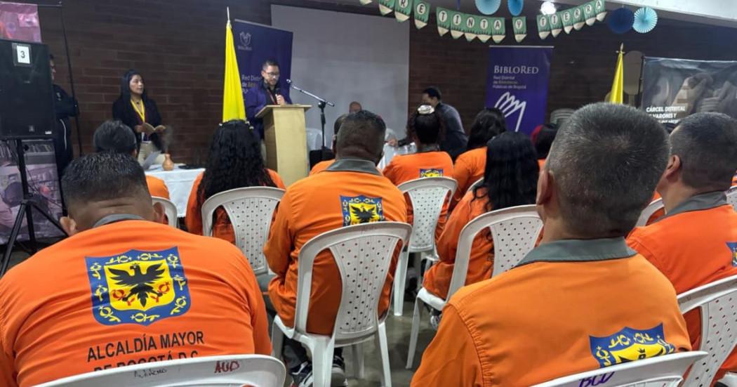 Presos escuchando charla de Hugo Mujica en la Cárcel DIstrital.