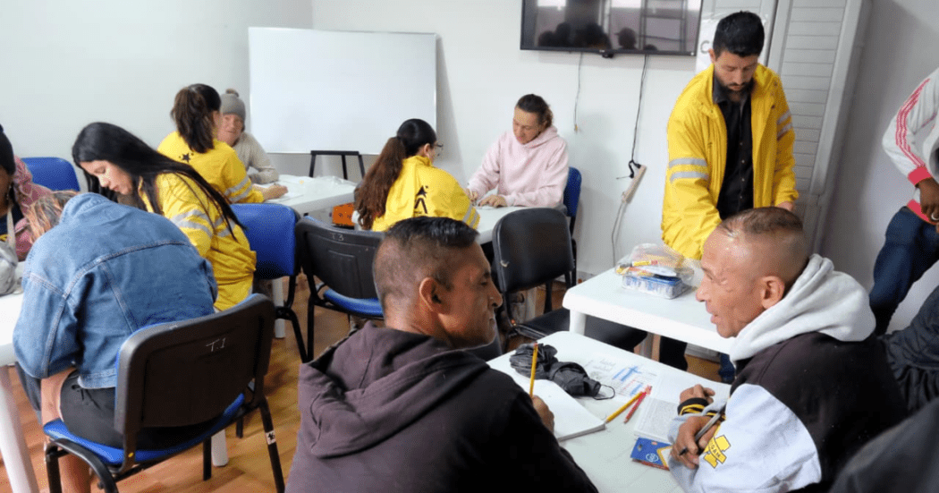Imagen de habitantes de calle recibiendo atención 