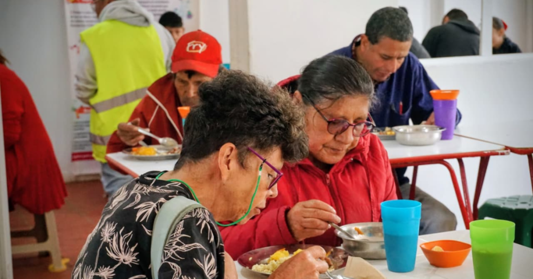 Imagen de dos señoras comiendo un almuerzo en comedor comunitario