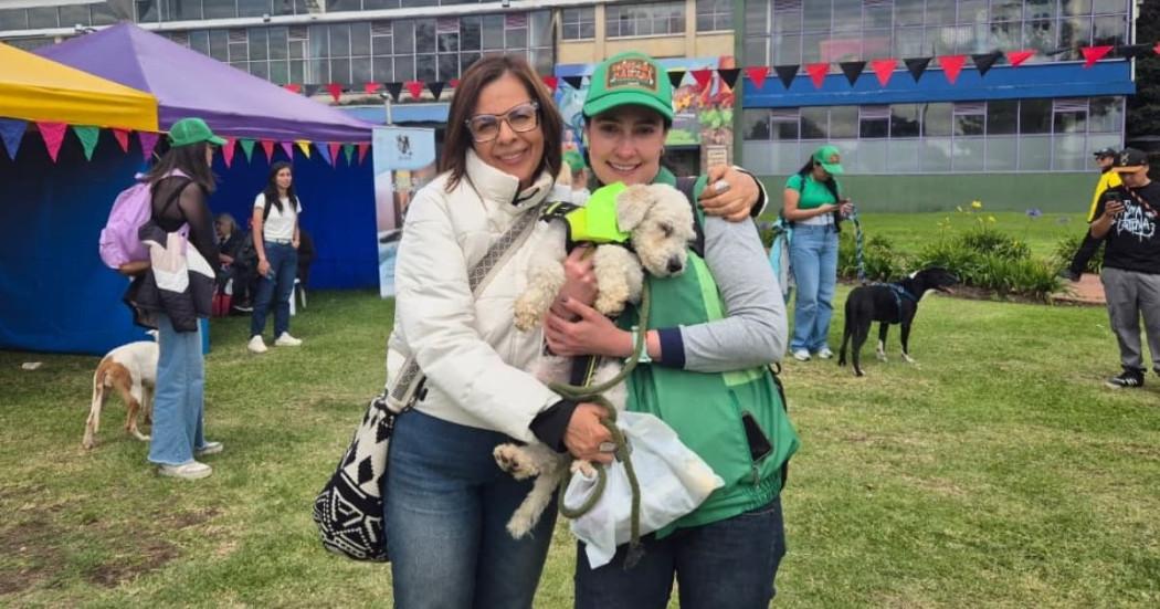 Mujeres durante jornada de adopción en Bogotá