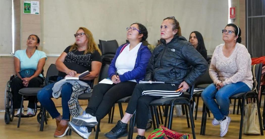 Mujeres tomando una clase.