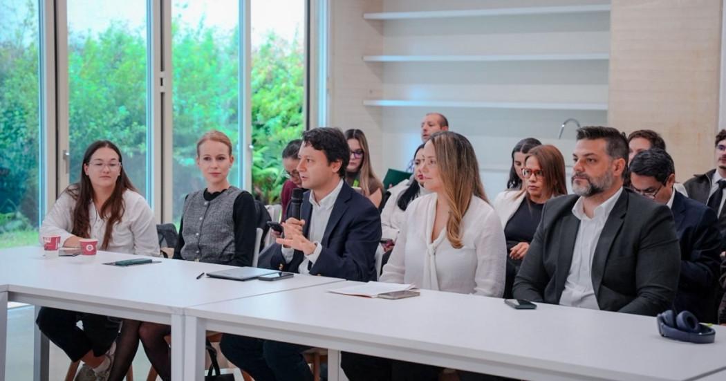 Foto que muestra personas reunidas y hablando